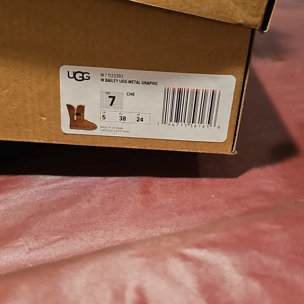 Brand New Bailey Ugg with metal graphic (chestnut).. size 7 - Picture 7 of 7